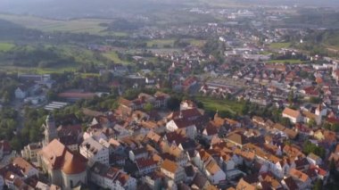 Almanya 'da Hayingen köyünün havadan görünüşü güneşli bir günde, yazın öğleden sonra. 