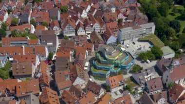 Yazın güneşli bir günde Almanya 'nın Waiblingen kentindeki eski havadan..