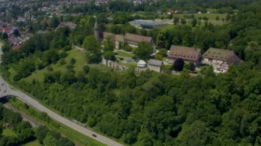 Kloster Lorch Manastırı 'nın havası Almanya' da Lorch şehrinin yanında. Baharın güneşli bir gününde.