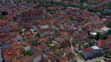 Almanya 'nın eski Schwaebisch Gmuend kentinin havası baharın güneşli bir gününde