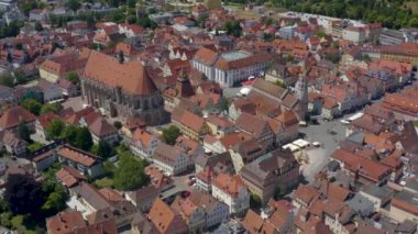 Almanya 'nın eski Schwaebisch Gmuend kentinin havası baharın güneşli bir gününde