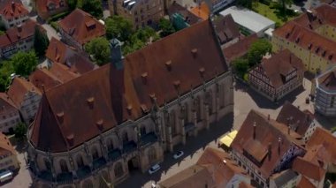 Almanya 'nın eski Schwaebisch Gmuend kentinin havası baharın güneşli bir gününde