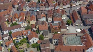 Almanya 'nın eski Schwaebisch Gmuend kentinin havası baharın güneşli bir gününde