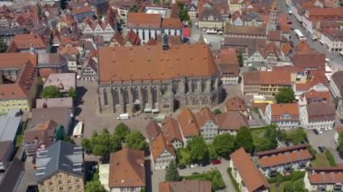 Almanya 'nın eski Schwaebisch Gmuend kentinin havası baharın güneşli bir gününde