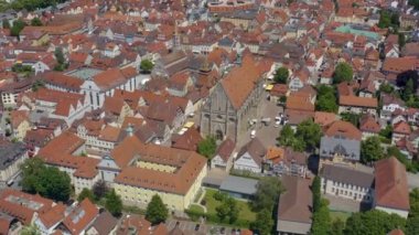 Almanya 'nın eski Schwaebisch Gmuend kentinin havası baharın güneşli bir gününde