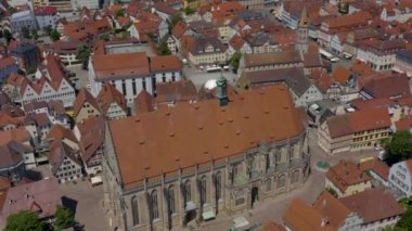 Almanya 'nın eski Schwaebisch Gmuend kentinin havası baharın güneşli bir gününde