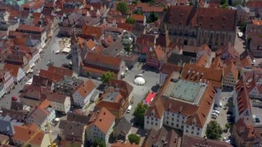 Almanya 'nın eski Schwaebisch Gmuend kentinin havası baharın güneşli bir gününde