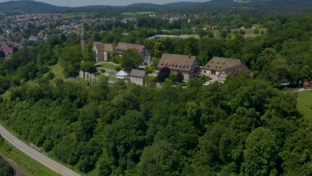 ドイツの都市ローチの横にある修道院Kloster Lorchの空中 春の晴れた日には — ストック動画