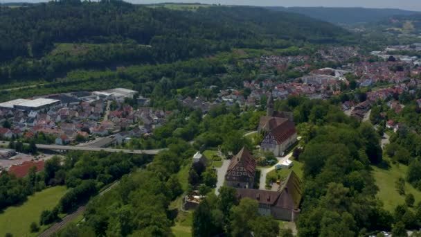 Antenni Luostarin Kloster Lorch Vieressä Kaupungin Lorch Saksassa Aurinkoisena Päivänä — kuvapankkivideo