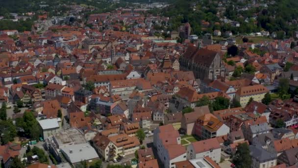春の晴れた日にドイツのSchwaebisch Gmuendの旧市街の空気 — ストック動画