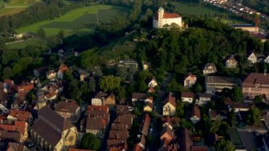Almanya 'daki Vaihingen an der Enz' den şehrin eski kısmının havası. Güneşli bir sabahta.