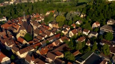 Almanya 'daki Vaihingen an der Enz' den şehrin eski kısmının havası. Güneşli bir sabahta.