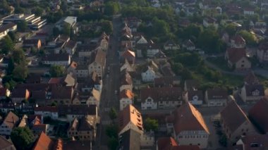 Almanya 'daki Vaihingen an der Enz' den şehrin eski kısmının havası. Güneşli bir sabahta.