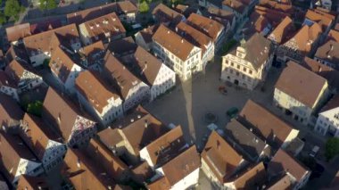 Almanya 'daki Vaihingen an der Enz' den şehrin eski kısmının havası. Güneşli bir sabahta.