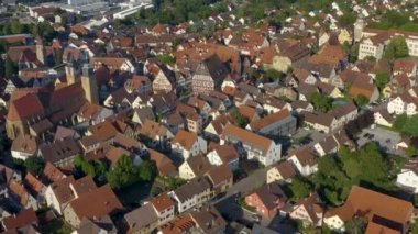 Almanya, Markgroeningen 'den şehrin eski kısmının havası güneşli bir sabahta.