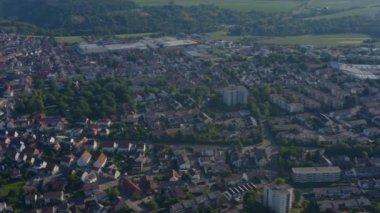 Almanya, Markgroeningen 'den şehrin eski kısmının havası güneşli bir sabahta.