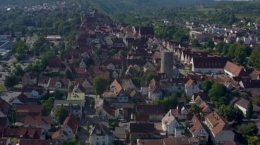 Almanya 'nın Besigheim kentindeki eski şehrin havası. Yazın güneşli bir günde. 