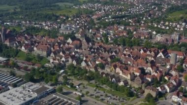 Almanya 'nın Besigheim kentindeki eski şehrin havası. Yazın güneşli bir günde. 