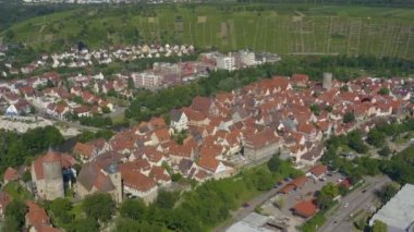 Almanya 'nın Besigheim kentindeki eski şehrin havası. Yazın güneşli bir günde. 
