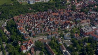 Almanya 'da Marbach am Neckar' da şehrin eski kısmının havası. Baharın güneşli bir gününde.