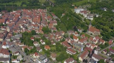 Almanya 'da Marbach am Neckar' da şehrin eski kısmının havası. Baharın güneşli bir gününde.