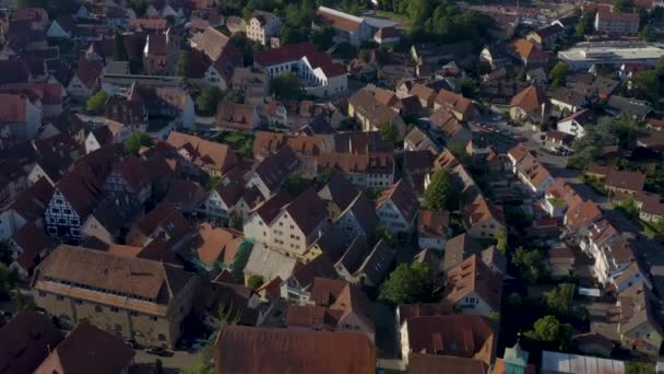 春天的一个阳光明媚的早晨 从德国的马克罗宁根飞往老城区的空中 — 图库视频影像
