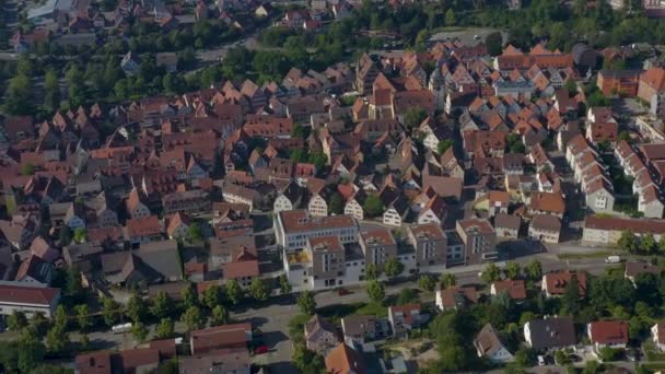 春の晴れた日にドイツのBietighem Bissingenの町の古い部分の空中 — ストック動画