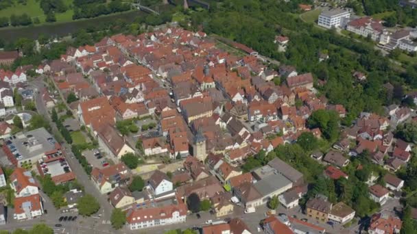 德国马尔巴赫姆内卡镇旧城区的空中 春天一个阳光灿烂的日子 — 图库视频影像