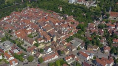 Almanya 'da Marbach am Neckar' da şehrin eski kısmının havası. Baharın güneşli bir gününde.