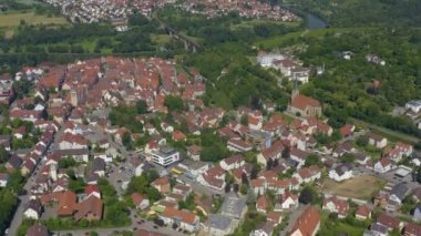 Almanya 'da Marbach am Neckar' da şehrin eski kısmının havası. Baharın güneşli bir gününde.
