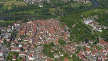 Almanya 'da Marbach am Neckar' da şehrin eski kısmının havası. Baharın güneşli bir gününde.