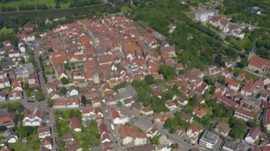 Almanya 'da Marbach am Neckar' da şehrin eski kısmının havası. Baharın güneşli bir gününde.
