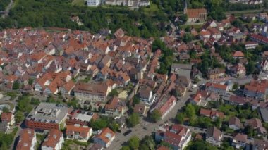 Almanya 'da Marbach am Neckar' da şehrin eski kısmının havası. Baharın güneşli bir gününde.