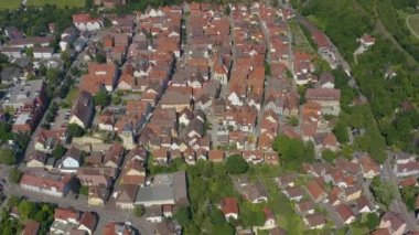 Almanya 'da Marbach am Neckar' da şehrin eski kısmının havası. Baharın güneşli bir gününde.