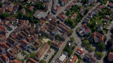 Almanya 'da Marbach am Neckar' da şehrin eski kısmının havası. Baharın güneşli bir gününde.