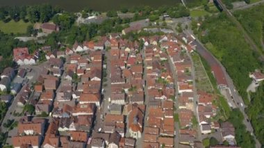 Almanya 'da Marbach am Neckar' da şehrin eski kısmının havası. Baharın güneşli bir gününde.