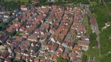 Almanya 'da Marbach am Neckar' da şehrin eski kısmının havası. Baharın güneşli bir gününde.