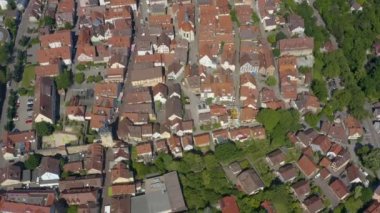 Almanya 'da Marbach am Neckar' da şehrin eski kısmının havası. Baharın güneşli bir gününde.