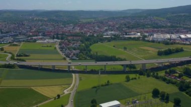 Güneşli bir bahar gününde Almanya 'da Winnenden yakınlarındaki otobanın hava manzarası.