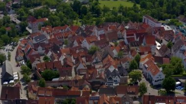 Almanya 'da Waiblingen' de şehrin eski kısmının havası. Baharın güneşli bir gününde.