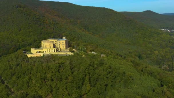 Luchtfoto Van Stad Neustadt Het Kasteel Paleis Hambacher Schloss Pfalz — Stockvideo