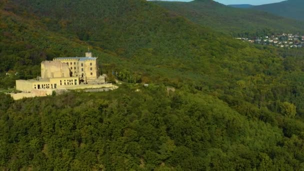 Flygfoto Över Staden Neustadt Och Slottet Palats Hambacher Schloss Pfalz — Stockvideo