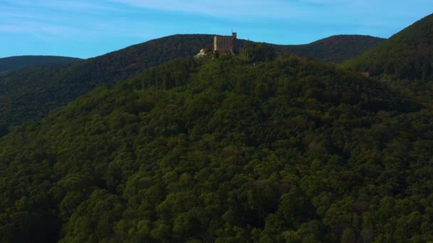 Flygfoto Över Staden Neustadt Och Slottet Palats Hambacher Schloss Pfalz — Stockvideo