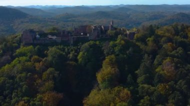 Üzüm bağları ve sonbaharda Almanya 'da Rhineland-Palatinate' de bir şato çevresindeki hava manzarası.