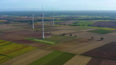 Almanya 'da Landau yakınlarındaki Rüzgar türbinlerinin hava görüntüsü.
