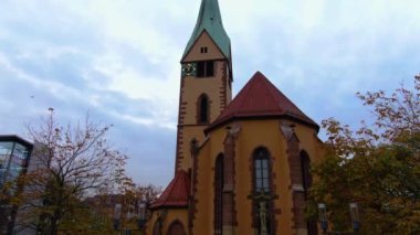 Almanya 'nın Stuttgart şehrinde Noel' den önce bulutlu bir günde bir kilise