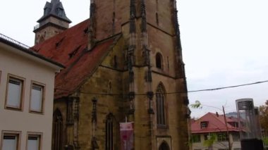  Almanya 'nın Stuttgart şehrinde Noel' den önce bir kiliseye yakın bulutlu bir günde