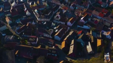 Sonbaharda güneşli bir günde Almanya 'daki Knigsbach-Stein köyünün hava manzarası.