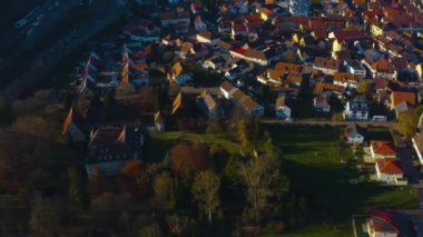 Sonbaharda güneşli bir günde Almanya 'daki Knigsbach-Stein köyünün hava manzarası.