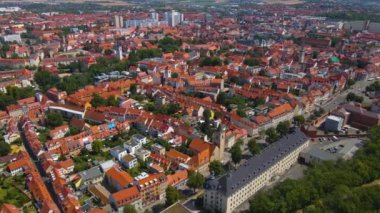 Yazın güneşli bir günde Almanya 'nın Erfurt kentinin havadan görünüşü.